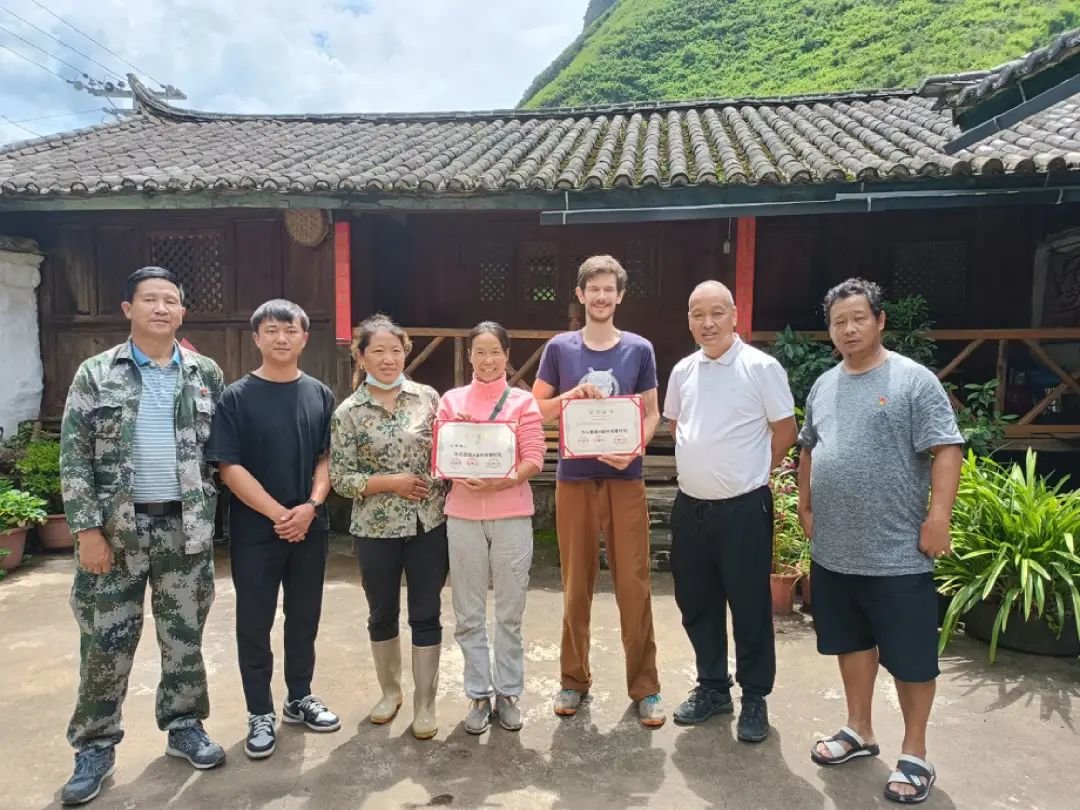 获得“荣誉村民”证书的 Reuben 和翎