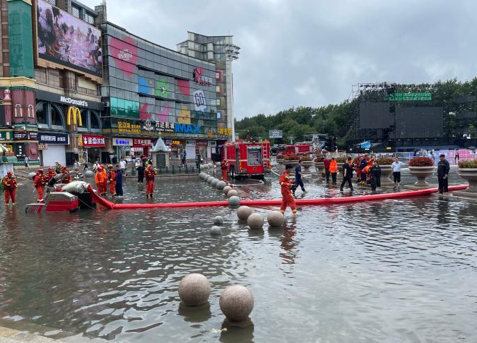 8月2日中午，哈尔滨防洪纪念塔旁消防人员正组织排水。新华社记者 黄腾 摄
