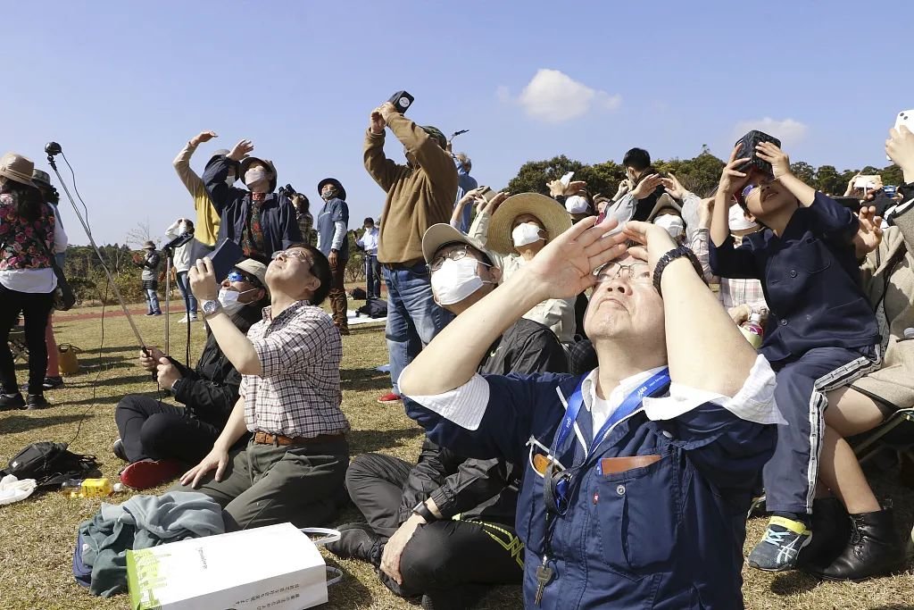 当地时间2023年3月7日，日本鹿儿岛，观众在种子岛宇宙中心观看日本“H3”新型火箭发射。图/视觉中国