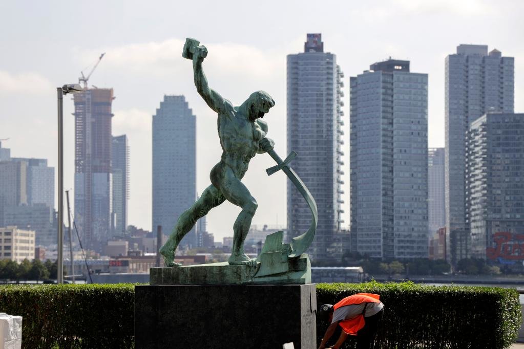 这是2019年9月11日在位于纽约的联合国总部拍摄的雕塑“铸剑为犁”。新华社记者 李木子 摄