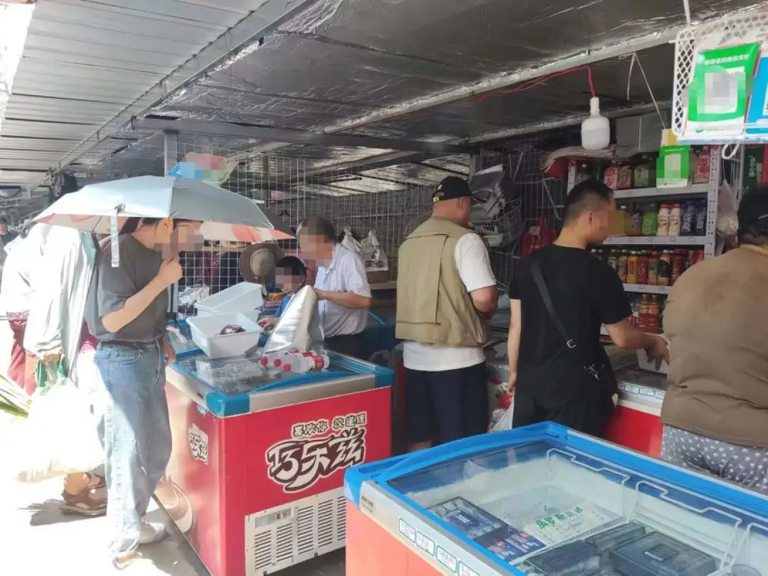 图/农贸市场中的雪糕批发店 来源/7月23日，燃次元拍摄于北京丰台区的一家农贸市场