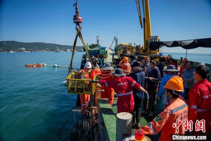 资料图:考古人员在现场起吊弹药箱。 山东省水下考古研究中心供图