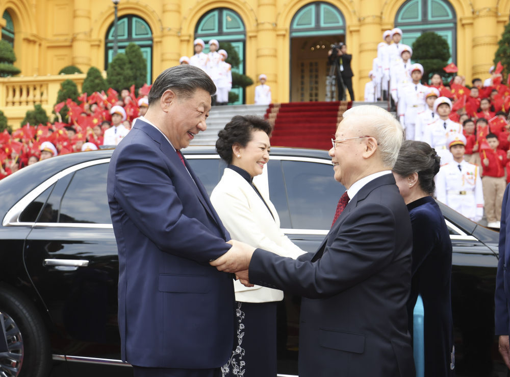 当地时间12月12日下午，刚刚抵达河内的中共中央总书记、国家主席习近平在越共中央驻地同越共中央总书记阮富仲举行会谈。这是阮富仲在主席府广场为习近平举行隆重欢迎仪式。新华社记者 鞠鹏 摄