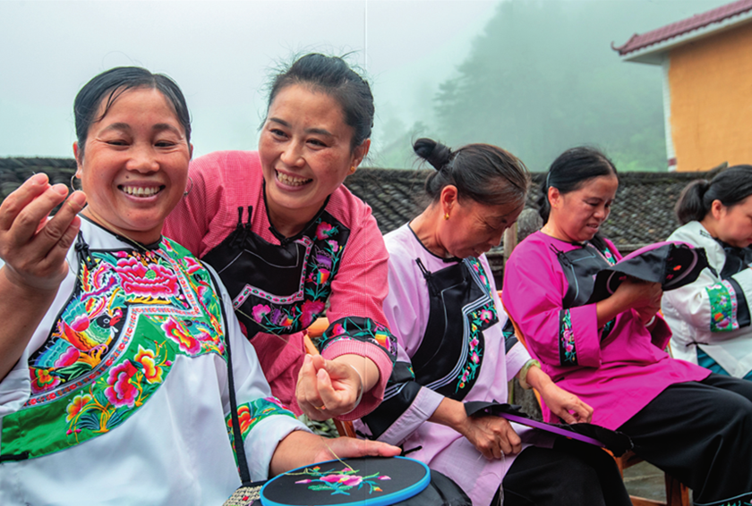 在湖南省湘西土家族苗族自治州花垣县十八洞村，村民在制作苗绣（2020年7月16日摄）石林荣摄 / 本刊