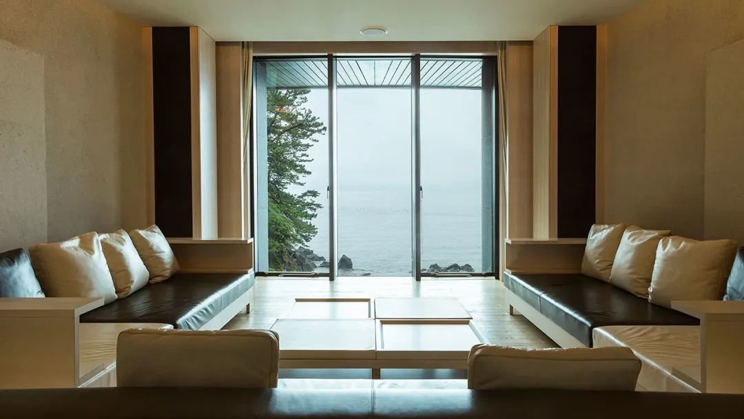 日本真鹤半岛的一幢现代别墅内景(标价20亿日元)