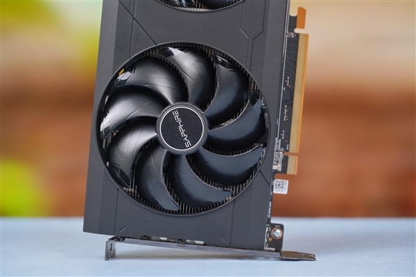 中国特供!蓝宝石AMD RX 6750 GRE 10GB白金版图赏