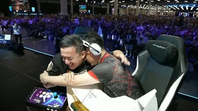 一年双冠,格斗之魂延续!中国选手小孩夺《拳皇》世界冠军