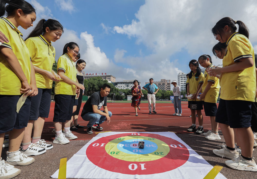9月6日，浙江省湖州市飞英街道米行街社区的居民和学生们，在湖州市全民健身中心开展别开生面的“侨见飞英&middot;同心迎亚运”社区趣味运动会。新华社记者 徐昱 摄