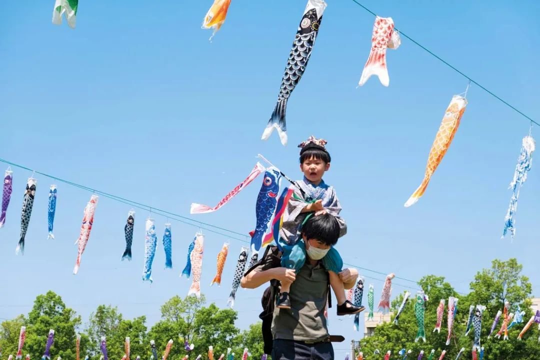 2022 年 5 月 5 日，在日本埼玉县越谷市，人们在日本儿童节期间悬挂鲤鱼旗，为孩子们祈福 张笑宇摄/本刊