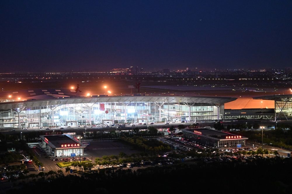 图为6月6日晚拍摄的天津滨海国际机场。新华社记者 赵子硕 摄