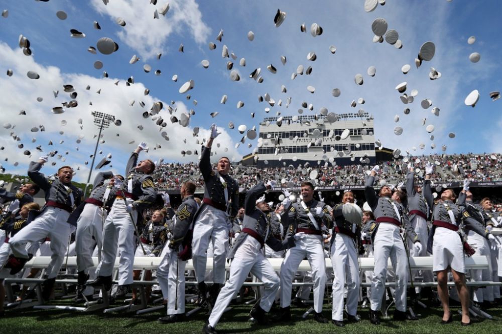 2017年5月27日，在位于美国纽约州北部的西点军校，学员将帽子扔向空中庆祝毕业。新华社记者王迎摄