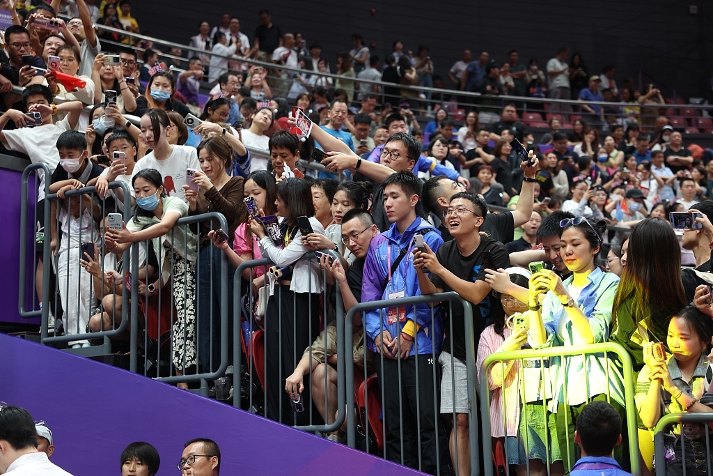 2023年9月26日，浙江杭州，杭州亚运会乒乓球男团决赛，中国队3-0韩国队。图为决赛现场观众。视觉中国 图
