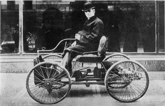 1892年，福特的第一款车型。图/图虫