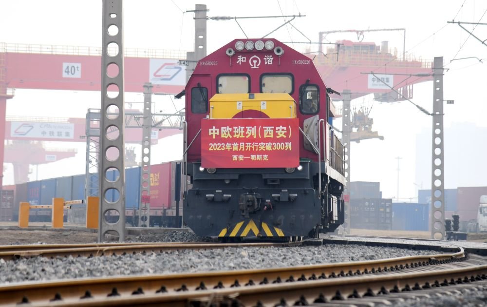 2月1日，X8151次中欧班列从西安国际港站驶出开往明斯克。新华社记者 李一博 摄