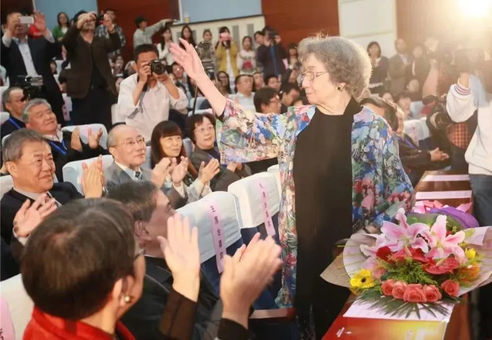 叶嘉莹先生在“叶嘉莹教授九十华诞暨中华诗教国际学术研讨会”现场