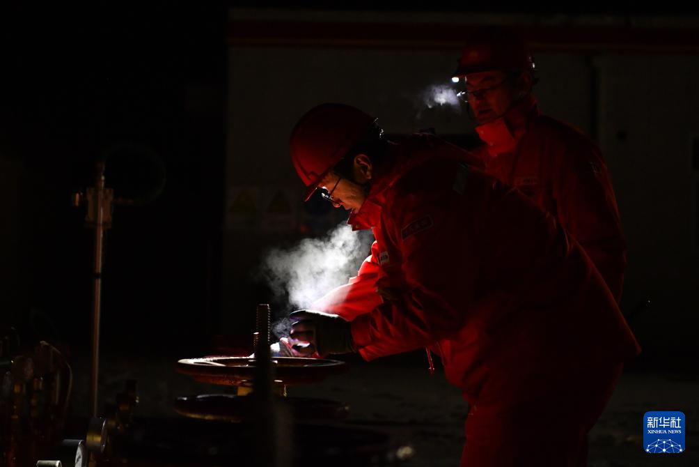 12月22日晚，在陕西省延安市安塞区，中国石油长庆油田分公司第一采气厂作业七区工作人员在巡检天然气输气设备。新华社图片