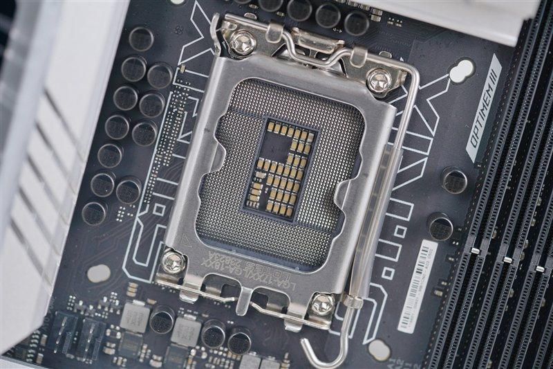 高颜值下更有非凡实力!ROG STRIX Z790-A GAMING WIFI D4吹雪主板评测:AI加持 13900KS轻松冲上6.2GHz