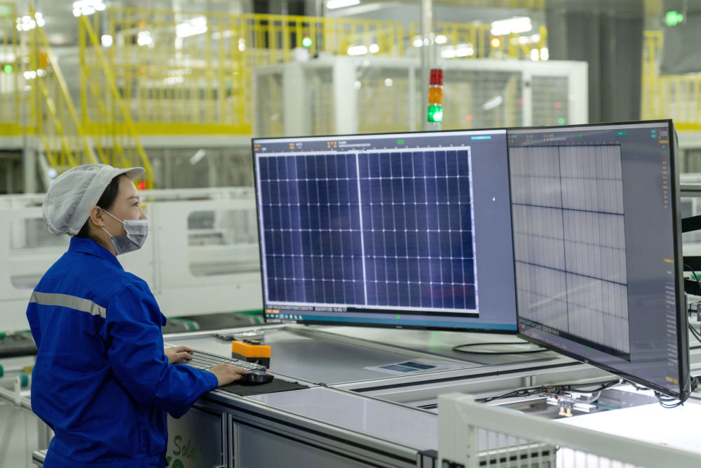 工人在安徽省合肥市肥东县合肥循环经济示范园内某太阳能光伏组件生产公司的车间作业（2023年1月28日摄）。新华社发（阮雪枫摄）