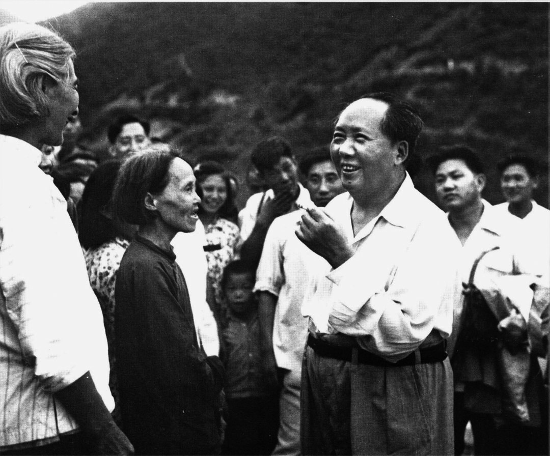 ·1959年6月，毛主席回到韶山，与家乡人民交谈。