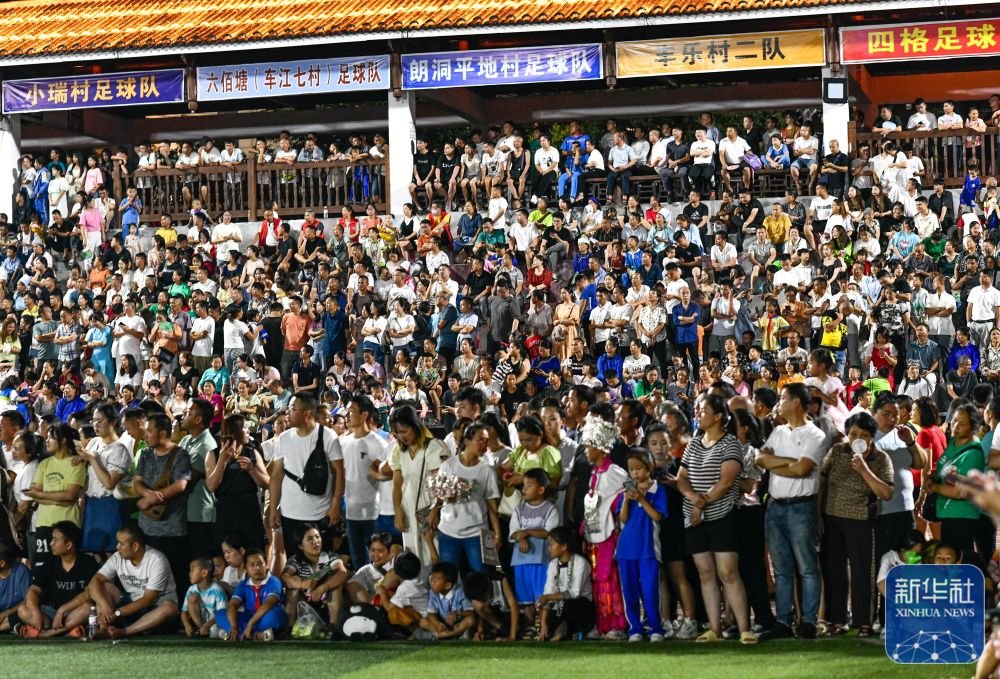 ↑6月9日，人们观看贵州“村超”足球比赛。 新华社记者 杨文斌 摄