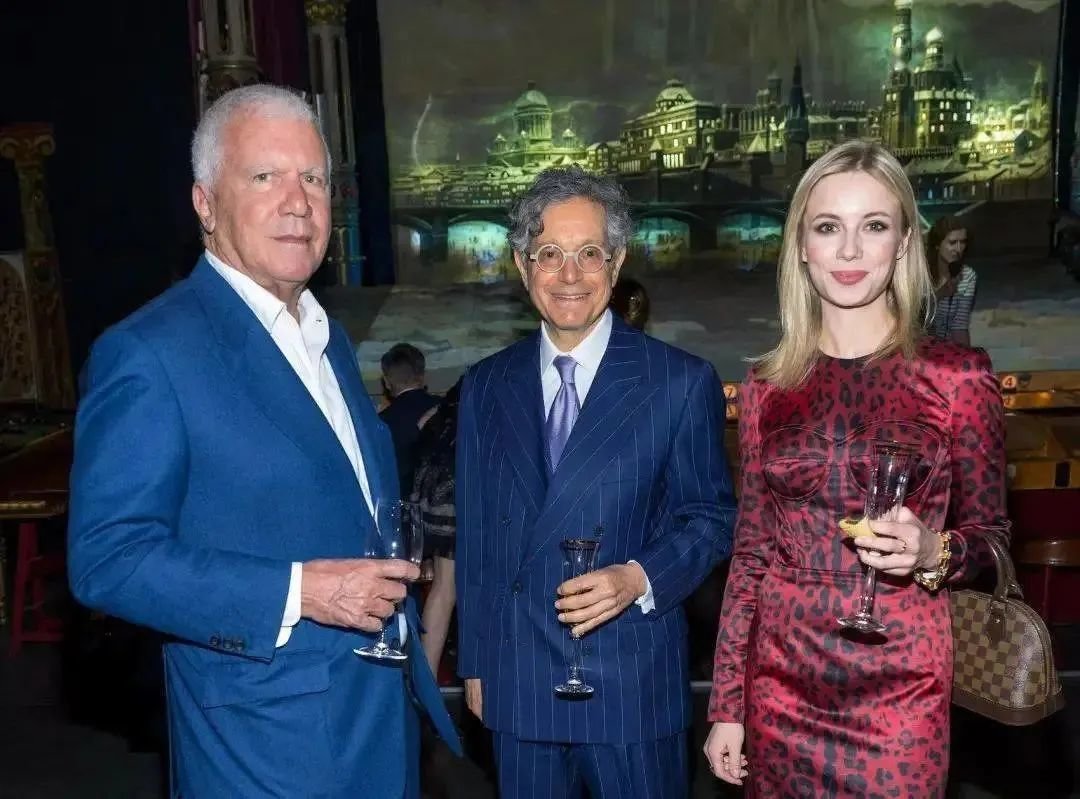 拉里·高古轩(左一)和安娜·韦扬特(右一)