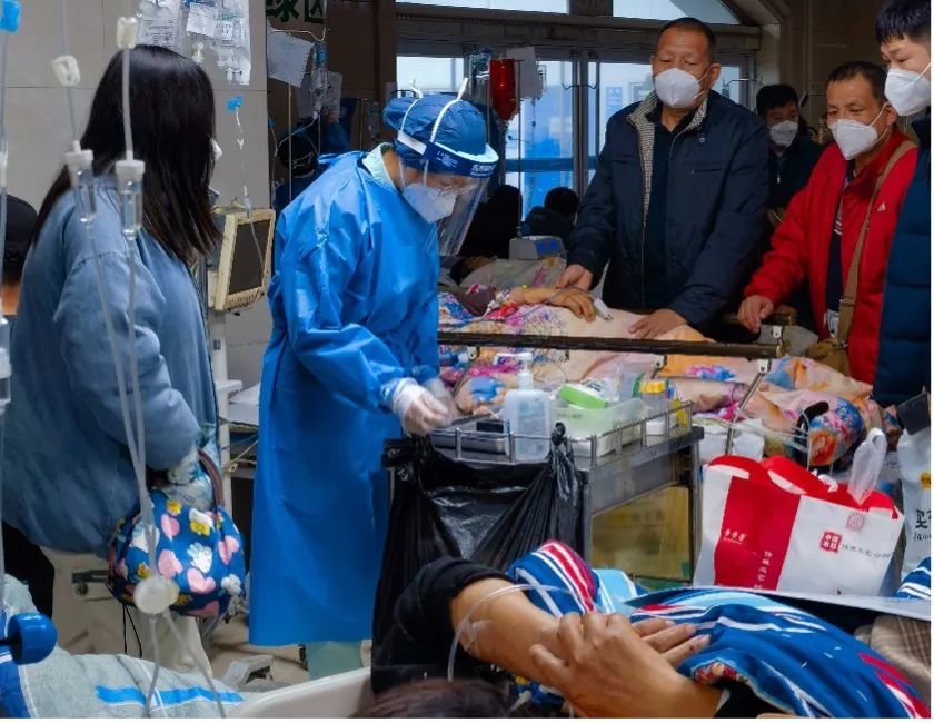 急诊大厅内忙碌的医护人员。摄影:林樾