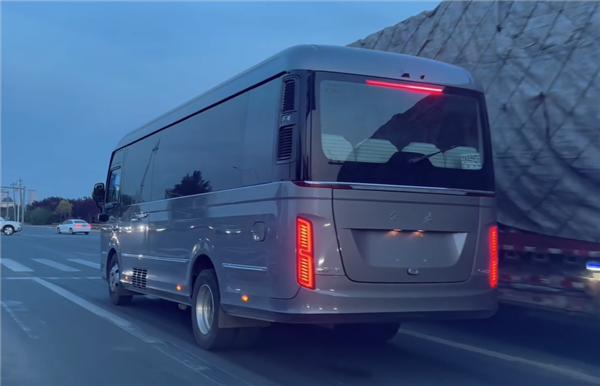 丰田考斯特绝佳替代!红旗国悦实车内部首曝:自带一张大桌子