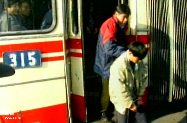 九十年代的便衣民警在公交车上抓获扒手