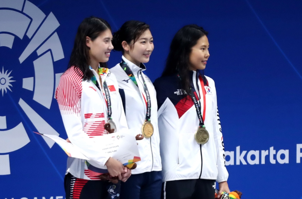 · 2018年8月21日，雅加达亚运会女子100米蝶泳决赛，池江（中）以56秒30夺冠，并且打破亚运会纪录，张雨霏（左）以57秒40获得亚军。