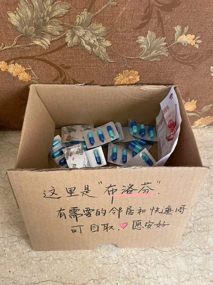 新毒株袭来 他倒在了地上