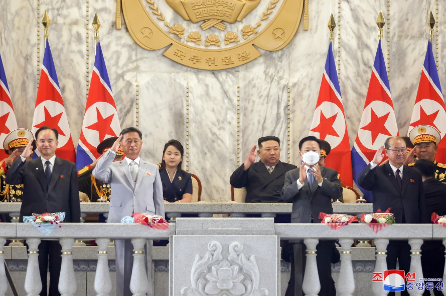 8月27日，金正恩携女访问朝鲜人民军海军司令部祝贺海军节 图源：朝中社