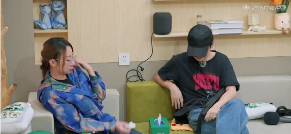 一句话都不说？以为她被孤立了…