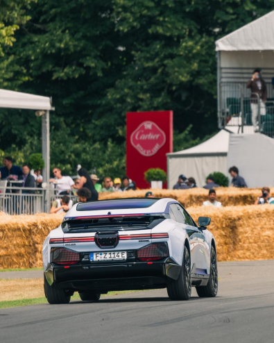 【新闻稿】高合亮相2023古德伍德速度节 丁磊陪同里士满公爵体验HiPhi Y1474.png