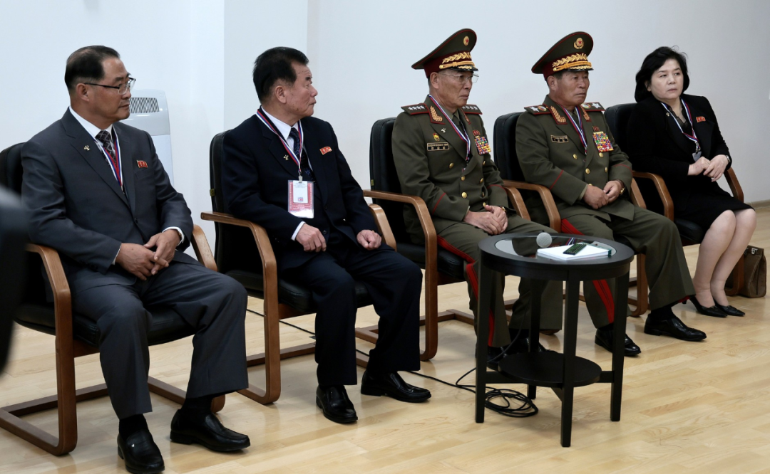 9月13日，俄罗斯总统普京和朝鲜最高领导人金正恩举行会晤。图为参加会晤的部分朝方随行人员（图：克里姆林宫）