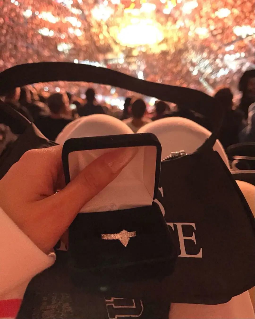 一个月后,我俩买了公寓,在美国领了证。