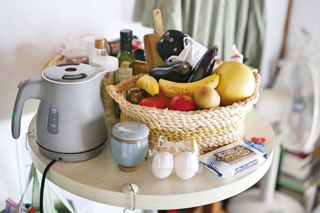 本来是为了工作、用餐买的咖啡桌, 已经变成一个食品贮存处(摄影:吉井忍)