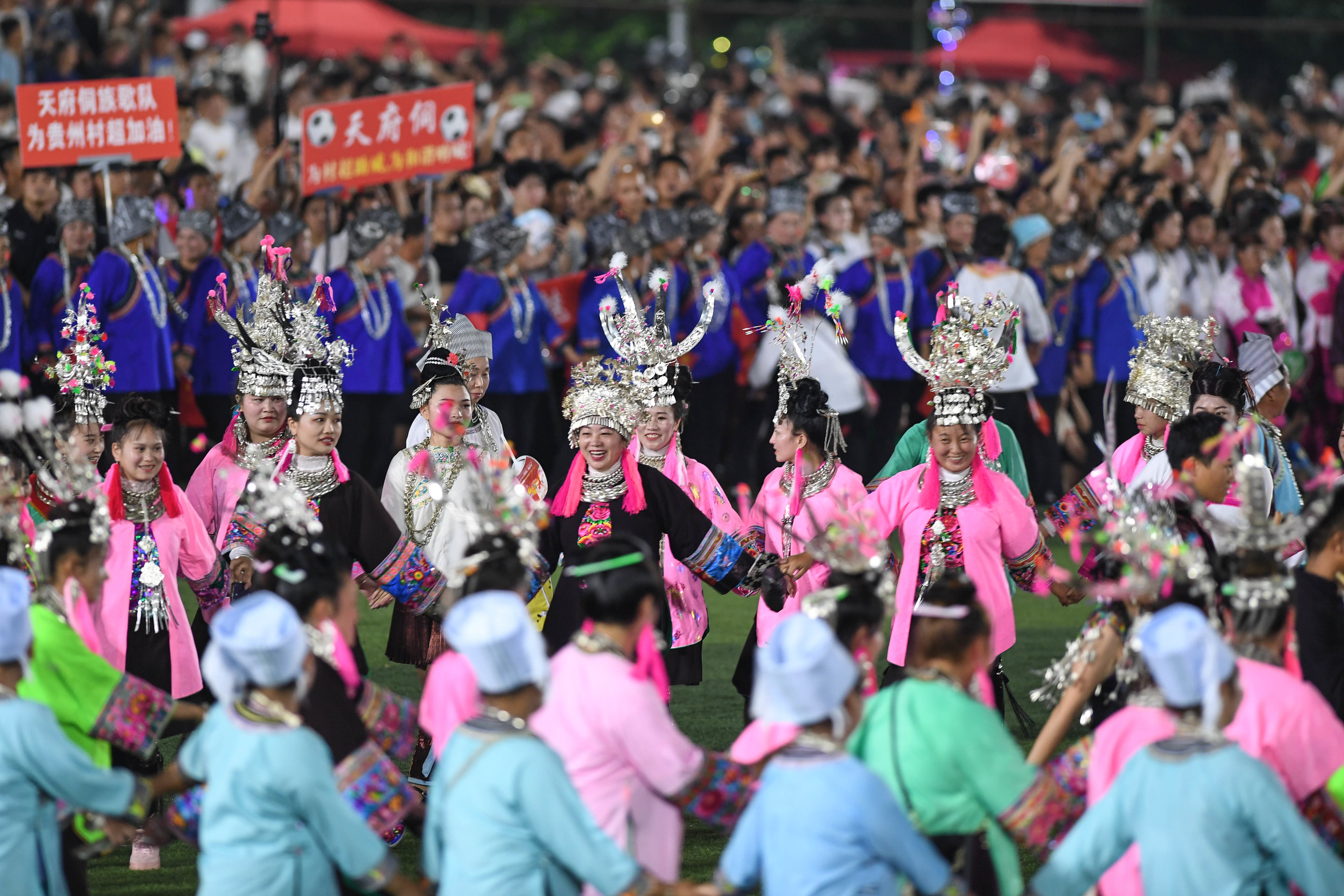 这是村民在“村超”足球赛中场休息时间表演苗族芦笙舞（6月17日摄）。新华社记者 杨文斌 摄