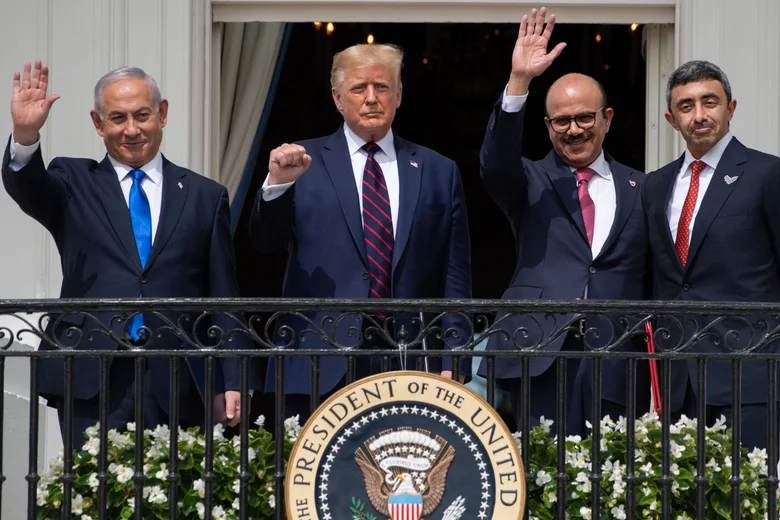 《亚伯拉罕协议》签署现场，特朗普身边分别是以色列总理内塔尼亚胡