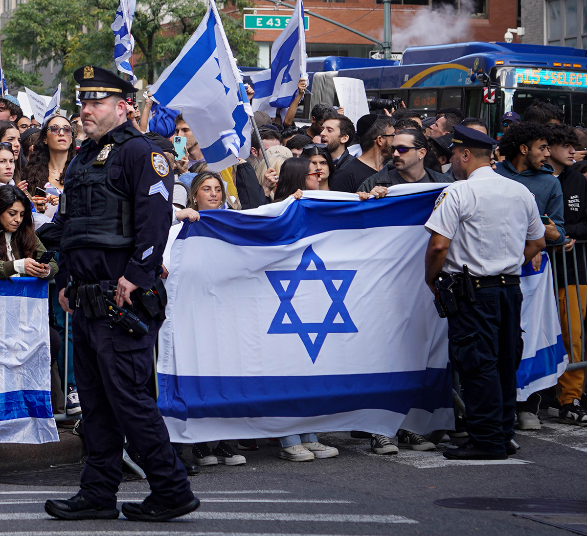 巴以冲突:双方支持者在纽约示威,抗议蔓延至高校_凤凰网