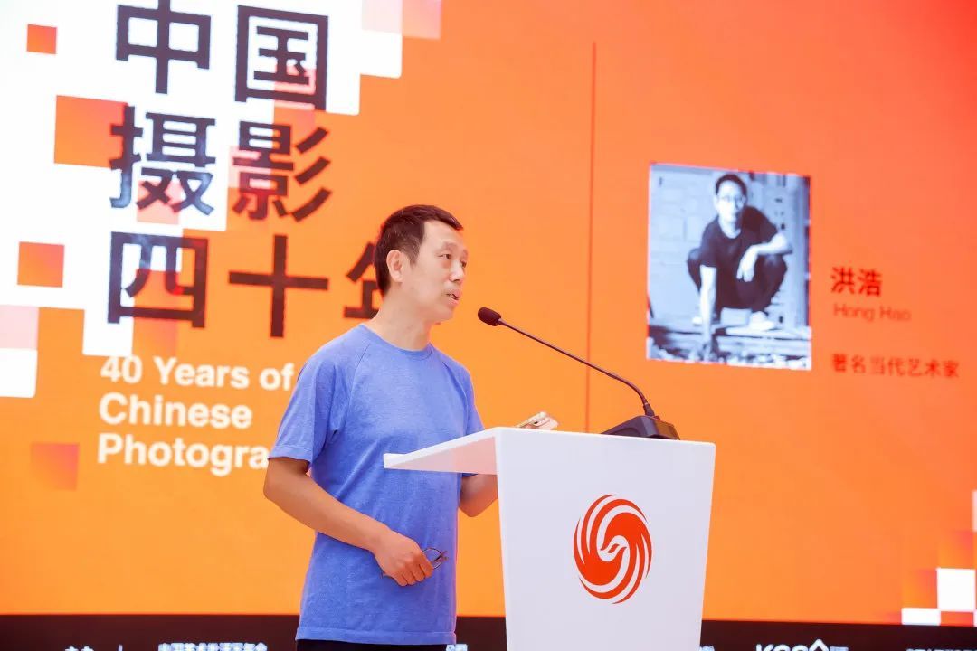 参展艺术家洪浩在开幕式现场