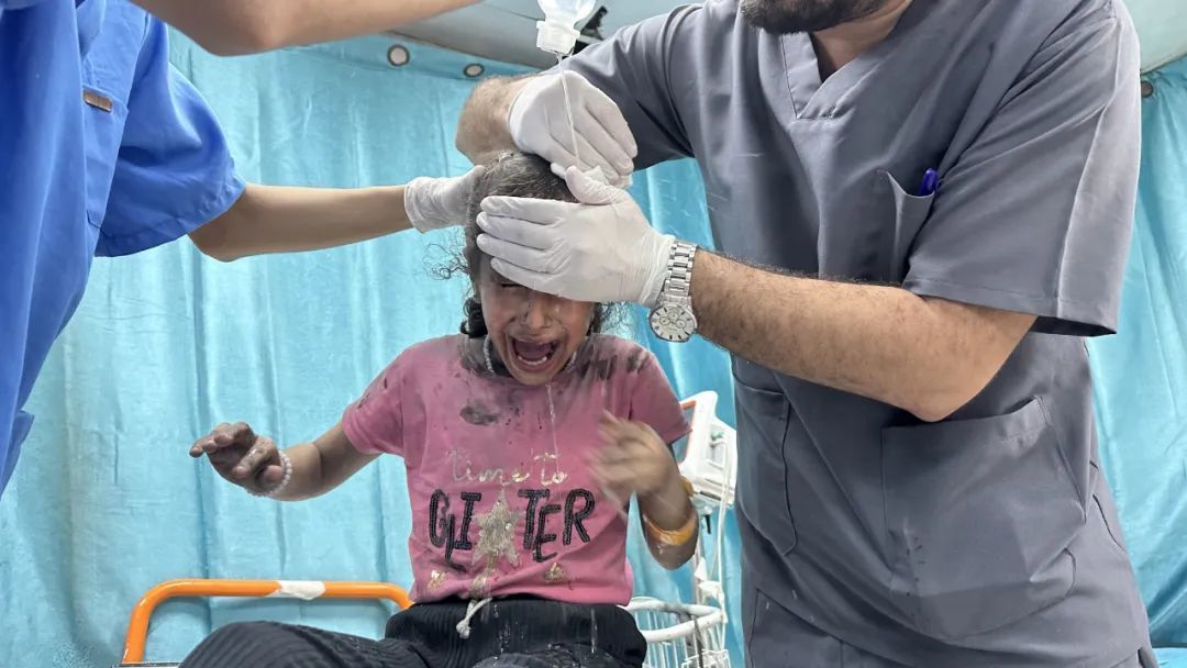 2023年10月14日，加沙，医生正在医院里救治一名受伤的儿童。
