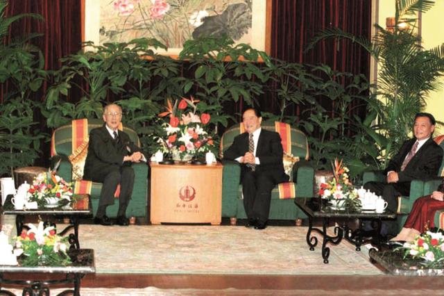 △1998年10月14日,汪道涵和辜振甫在上海会晤