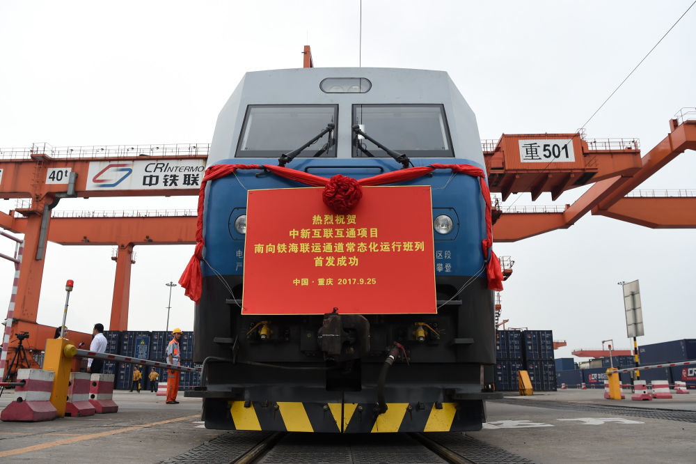 中新互联互通项目南向铁海联运通道常态化运行班列首发列车整装待发(2017年9月25日摄)。新华社记者 唐奕 摄