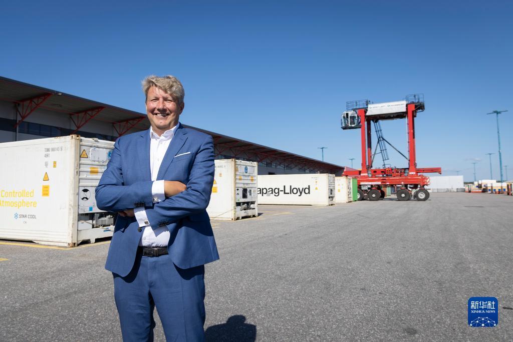 8月15日，在芬兰赫尔辛基一处港口码头，努尔米宁物流公司首席执行官奥利·波赫扬维尔塔站在集装箱货柜旁。新华社发（马蒂·马蒂凯宁摄）