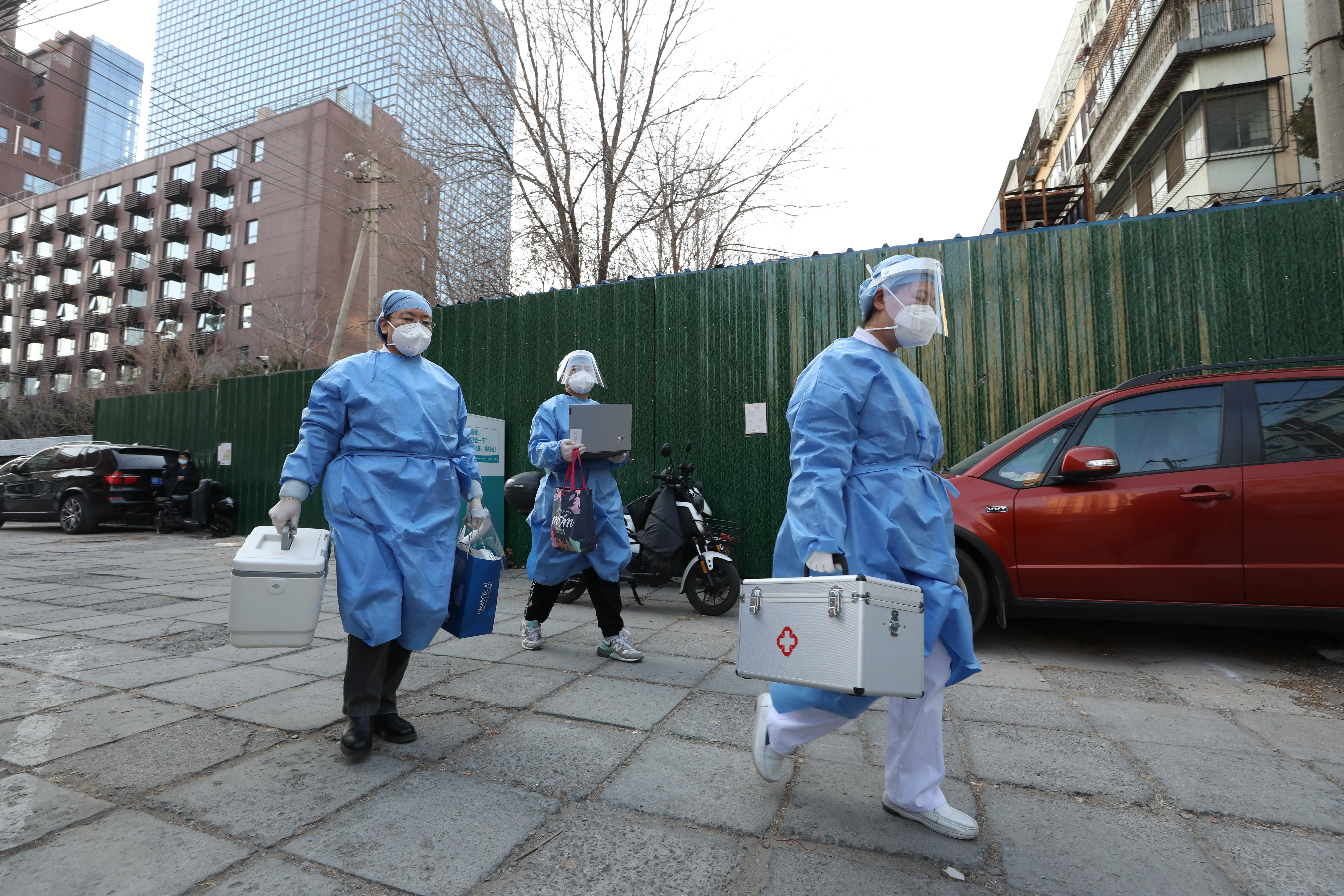 为方便行动不便的失能、半失能老年人享受到疫苗接种服务，朝阳区社区医务人员将疫苗送上门，入户为老年人接种。 新京报记者 王飞 摄