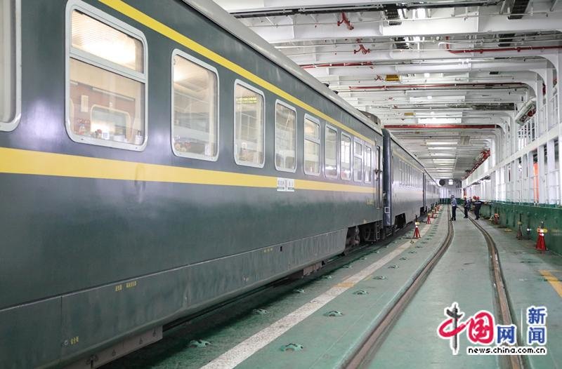 图为一列火车缓慢驶入客滚船内。中国网记者 吴亮 摄