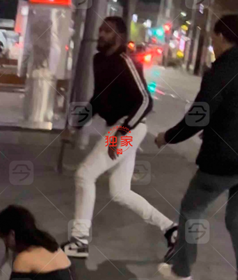 袭击现场,有女生被打倒在地(图片来源:供图)