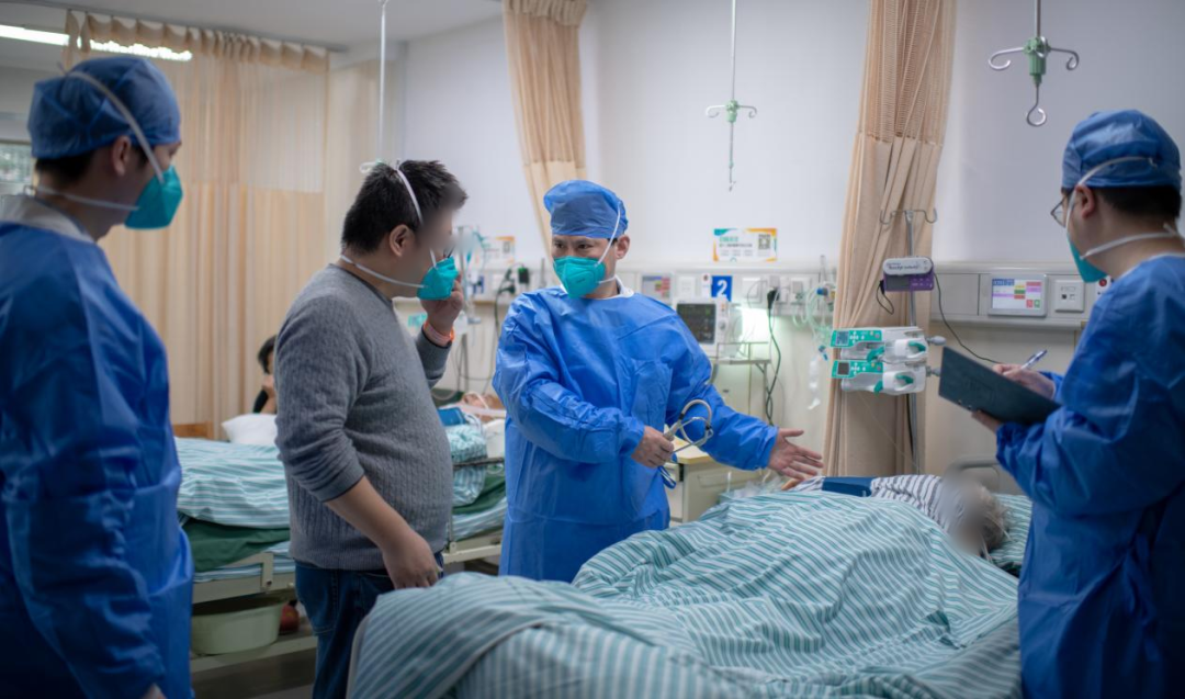 Step down病房里家属的陪护,为康复中的重症患者也提供了精神力量/田栋梁 摄