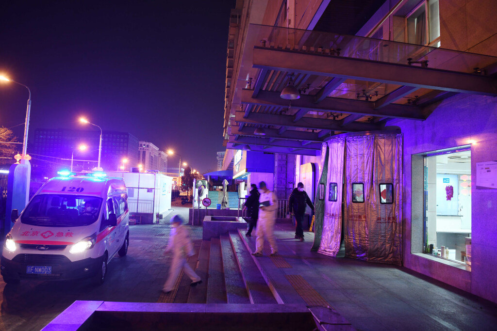 北京同仁医院急诊门口。