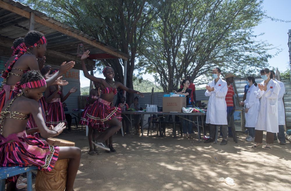 ↑2023年2月16日，中国第14批援纳医疗队来到距纳米比亚首都温得和克市中心约20公里的弗兰斯艺术培训中心，对在此学习的学生进行健康检查。这是艺术培训中心的同学们用传统舞蹈感谢中国医生。新华社发（穆萨&middot;卡萨克摄）
